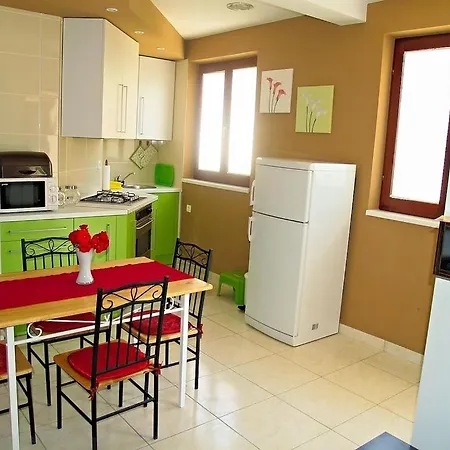 Family Friendly Seaside Preko, Ugljan - 14692 Apartamento