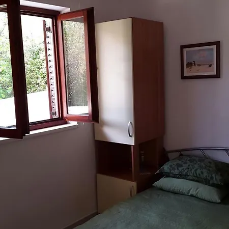 Family Friendly Seaside Preko, Ugljan - 14692 アパート *