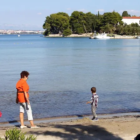 Апартаменты Family Friendly Seaside Preko, Ugljan - 14692 Преко