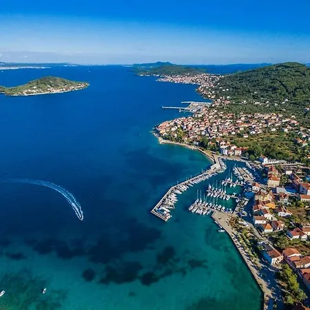 Family Friendly Seaside Preko, Ugljan - 14692 بريكو