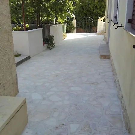 Family Friendly Seaside Preko, Ugljan - 14692 Апартаменты Преко