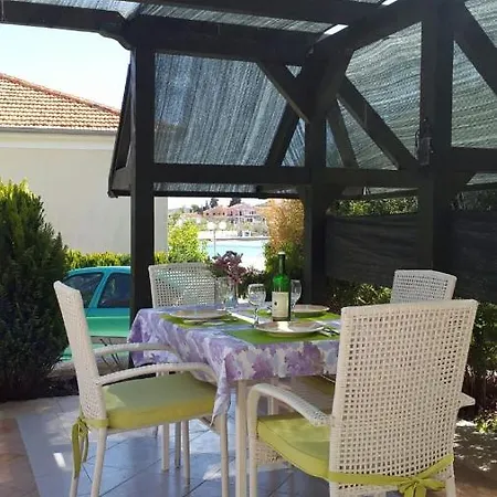 Family Friendly Seaside Preko, Ugljan - 14692 Преко