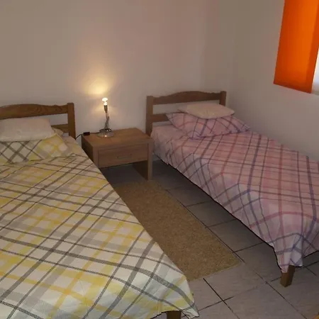 Апартаменты Family Friendly Seaside Preko, Ugljan - 14692 Преко