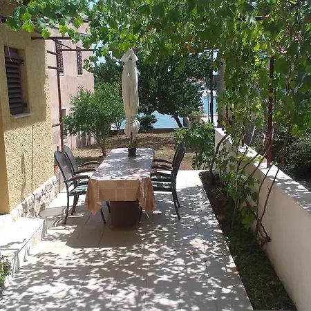 Family Friendly Seaside Preko, Ugljan - 14692 Appartement