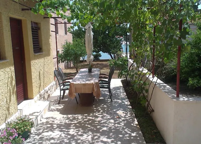 Family Friendly Seaside Preko, Ugljan - 14692 Appartement